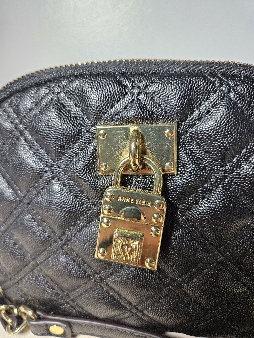 Anne Klein Black Quilted Shimmer Down II Crossbody Bag - EUC - Picture 3 of 9